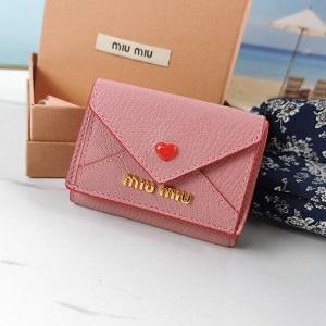 MIUMIU折り財布スーパーコピーカードスロット3個ミュウミ...