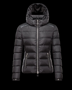 お洒落に魅せる　2015　MONCLER モンクレールレディースダウンジャケット