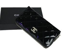実用性に溢れるシャネル ココマーク　ファスナー　光沢の強い財布　ブリリアント　エナメルレザー　ブラック