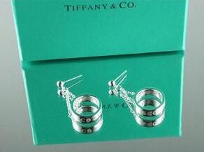 デリケートなお客様にも人気のTIFFANY ティファニー 男女兼用のシルバーイヤリング.