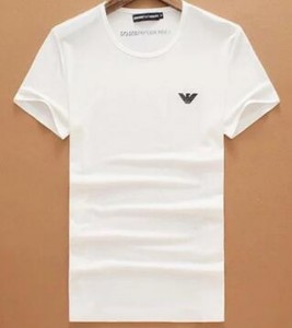 着心地満点のアルマーニ ARMANI　男女兼用の白い半袖Tシャツ.