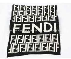 秋冬物のFendi、フェンディの雰囲気を演出するマフラー.