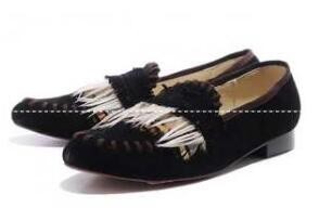 モードな雰囲気を持ち合わすクリスチャンルブタン、Christian Louboutinの黒いタッセル装飾のメンズパンプス靴.