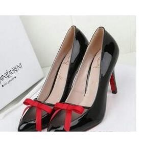 大人気　CHRISTIAN LOUBOUTIN　フェミニンの...