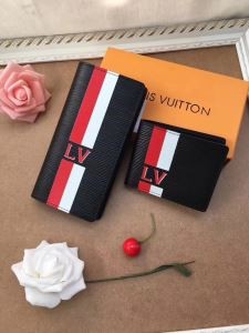 今からの季節にピッタリ！  LOUIS VUITTON 財布...