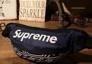 欧米韓流/雑誌にも絶賛するSUPREMEシュプリーム コピー激安斜め掛けバッグ ボディバッグ 白英字ロゴ付き　ブラック　ピンク　5色可選