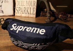 欧米韓流/雑誌にも絶賛するSUPREMEシュプリーム コピー激安斜め掛けバッグ ボディバッグ 白英字ロゴ付き　ブラック　ピンク　5色可選