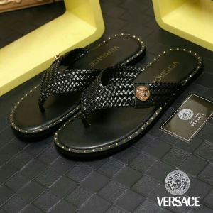 気分がアガる  ヴェルサーチ VERSACE 2018年春夏のトレンド! サンダル 目を惹く作品