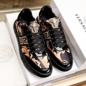 2018限定モデルランニングシューズ 大人の魅力を溢れる ヴェルサーチ VERSACE