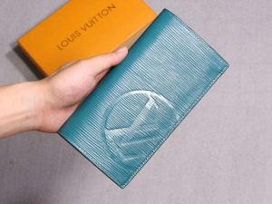 高級素材を採用LOUIS VUITTONルイヴィトンコピーメンズビジネス用ロゴ型押し二つ折り長財布