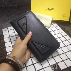 FENDI2018年春夏のトレンド様々なコーディネートに財布フェンディ