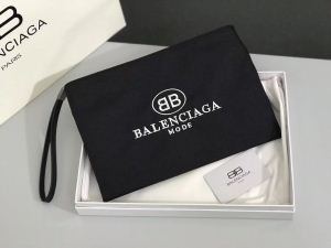 存在感を発揮するBALENCIAGAバレンシアガコピー刺繍ロゴ付きキャンバスクラッチバッグ