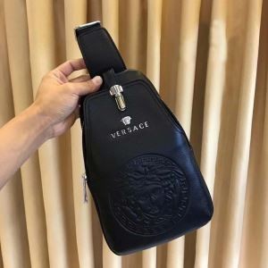 新たな世界に新作通販 ボディバッグVERSACE ヴェルサー...