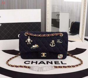 人気急上昇　CHANELミニ フラップ バッグコピーA69900 Y83617 5B047シャネルショルダバッグコピーウール、ラムスキン & チャームネイビーブルー