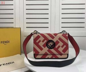 上質な素材採用 大人の魅力を溢れる  FENDI フェンディ...