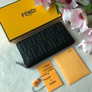 品質にこだわり！FENDI 人気商品新色登場！フェンディ 長...