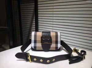 バーバリー バッグ 偽物BURBERRYレディースレザークロスボディバッグ定番のチェック柄バッグストラップは調節可能