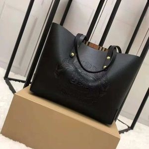 BURBERRYバーバリー バッグ コピー40801021エンボスクレストレディースレザートートバッグブラックワインレッド2色展開