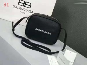 高級感バレンシアガ ショルダーバッグ コピーBALENCIAGAエブリデイカメラバッグXSロゴ付きカーフスキンスモールバッグ489809D6W2N1000