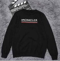 MONCLERモンクレール セーター コピーメンズブラックカラーのクルーネックニットセータートレンドなブランドロゴデザイン