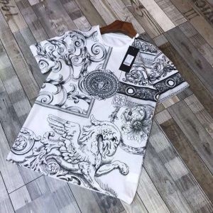 半袖Tシャツ 春先や夏にぴったりの新作 ファッション感が急上昇！ VERSACE ヴェルサーチ