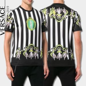 半袖Tシャツ 涼しげな印象の VERSACE ヴェルサーチ 普段使いにぴったりのデザイン