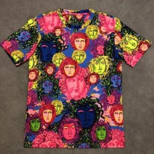 春らしいきれい色のように たくさん歩く日にも大活躍 VERSACE ヴェルサーチ 半袖Tシャツ