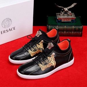 2色可選 カジュアルシューズ 雑誌も街も人気アイテム 2019年春夏のトレンドの動向 VERSACE ヴェルサーチ