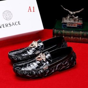 2色可選 カジュアルシューズ VERSACE ヴェルサーチ 19SS 待望の新作カラー 春夏新作限定 超入手困難