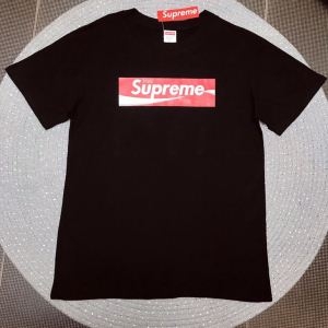 Supremeシュプリーム tシャツ コピーレギュラーフィットショートスリーブ人気のボックスロゴの定番Tシャツ