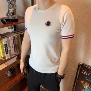 カジュアルな印象　MONCLER半袖ｔシャツ胸元にロゴ付きモンクレール 激安 偽物　着回し力抜群の1着　高品質人気　目前の注目ブランド