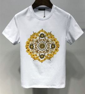 半袖Tシャツ 2色可選 春先や夏にぴったりの新作 2019春夏にも引き続き大活躍！ VERSACE ヴェルサーチ