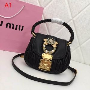 トレンドの最先端に　ミュウミュウ 激安MIUMIUショルダーバッグコピー　光沢感のある上品なデザイン　華やかなプリーツ加工　大人ぽっくのデザイン　