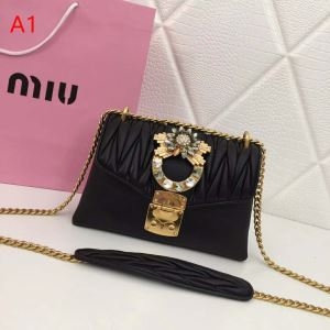 ブームは再熱中　MIUMIUチェーンショルダーバッグスーパー...