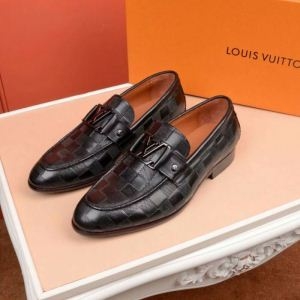 LOUIS VUITTONビジネスシューズスーパーコピーヴィトンコピー　男性らしさの雰囲気を演出　派手すぎない色味　品質保証定番人気