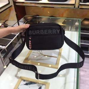 人気セール100%新品　Burberryスーパーコピー  高級感溢れるアイテム　バーバリーショルダーバッグコピー　彼氏へのプレゼント