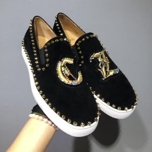 クリスチャンルブタン Christian Louboutin  2019春夏の流行りの新品  スニーカー、靴  カジュアルな雰囲気があり