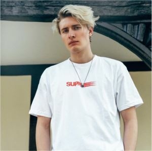 カジュアルファッションを楽しもうSUPREME  Tシャツ/...