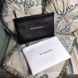 今季おすすめの話題作　バレンシアガ コピークラッチバッグ薄手軽量　BALENCIAGAスーパーコピーロゴ付き　優雅エレガント　どんなシーンに使えるアイテム　