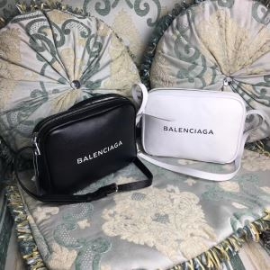 最安価格新品　バレンシアガ コピーBALENCIAGA ショルダーバッグスーパーコピー　黒白2色ユニセックス男女兼用　ミニバッグ　最大級N級品　