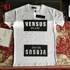 VERSACE ヴェルサーチ ｔシャツ 新作 洗練された大人っぽいイメージがあるアイテム コピー ３色可選 大人気 最低価格