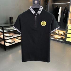 VERSACE メンズ トップス ユニークなデザインで大活躍...