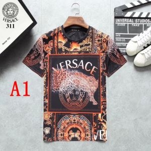 VERSACE ヴェルサーチ ｔシャツ コーデ 抜群な存在感...