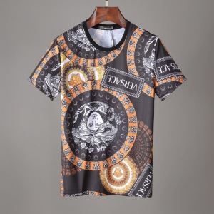 VERSACE ヴェルサーチ ｔシャツ コピー セレブたちにも愛用限定新作 メンズ ソフト ファッション コーデ 日常 最安値