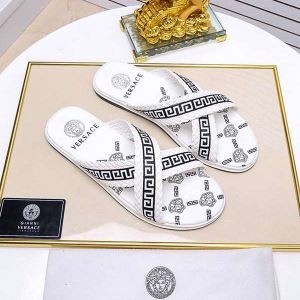 VERSACE メンズ サンダル ストリートなどに大人気 ヴェルサーチ スーパーコピー ブラック ホワイト 相性抜群 お買い得