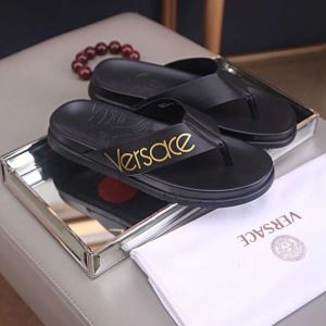 VERSACE メンズ サンダル 普段使いにぴったりしたアイテム ヴェルサーチ 靴 コピー ブラック プリント 高品質 コーデ