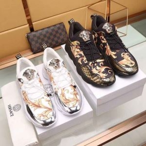 2色可選 カジュアルシューズ 定番の人気商品 2019春夏にも引き続き大活躍！ ヴェルサーチ VERSACE