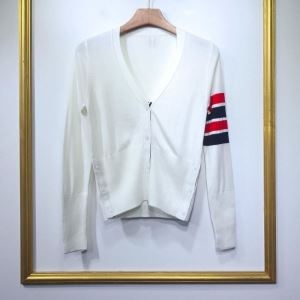 THOM BROWNE メンズ ニット 抜群な着回しで大活躍 トムブラウン スーパーコピー 日常 ホワイト 通気性 コーデ 最高品質