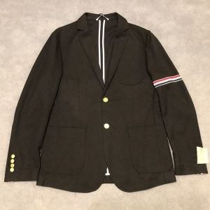 THOM BROWNE メンズ スーツ モノトーンなコーデを...