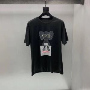 ディオール ｔシャツ 新作 ストリートの着こなしに Dior...